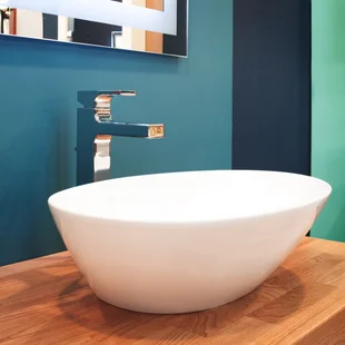 Feuchteregulierend - Modernes Badezimmer in blauen Naturfarben gestrichen.